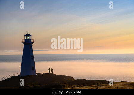 I visitatori a lancia del Capo Faro con banco di nebbia sull'Oceano Atlantico; San Giovanni, Terranova, Canada. Foto Stock