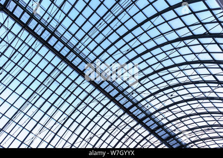 Sotto il tetto. Il pannello di vetro del tetto bianco con stecche sotto il luminoso cielo blu. Foto Stock