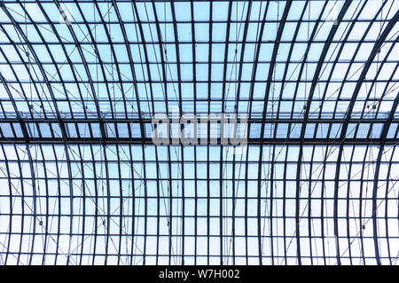 Sotto il tetto. Il pannello di vetro del tetto bianco con stecche sotto il luminoso cielo blu. Foto Stock