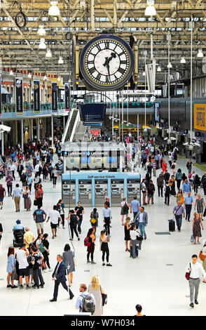 Persone passeggeri che camminano sull'atrio, acquistando biglietti da biglietterie e orologio alla stazione di Waterloo nel sud di Londra Inghilterra Regno Unito KATHY DEWITT Foto Stock