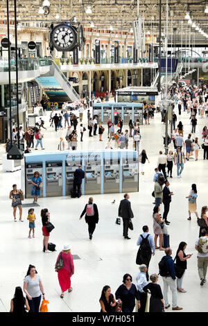 I passeggeri dell'atrio e un orologio a Waterloo Station di Londra Inghilterra KATHY DEWITT Foto Stock