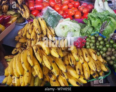 Nicaragua, Leon, Cenrtal America. Mercato con prodotti alimentari, frutta e verdura e merci. banane Foto Stock