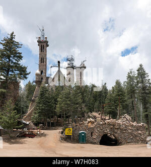 Castello vescovile, una più eclettici installazione d arte 9.000 piedi alto nelle montagne del sud del Colorado, su una strada tortuosa da San Isabel in San Isabel National Forest Foto Stock