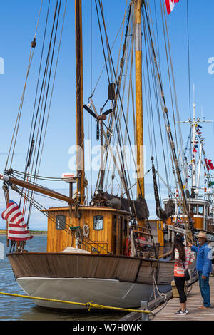 American ketch Lady Hawk ancorata in Steveston per il 2019 Richmond Maritime Festival in British Columbia Foto Stock