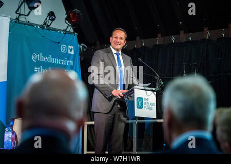 Taoiseach Leo Varadkar (centro) guardano verso Rev Bill Shaw (sinistra) durante a parlare al Duncairn a Belfast nord ai giovani provenienti da entrambi i lati della comunità come parte della sua visita in Irlanda del Nord. Foto Stock