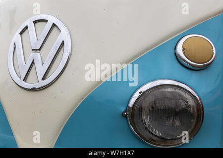 Un close up di VW o Volkswagen bade su una VW camper van con fari in shot Foto Stock