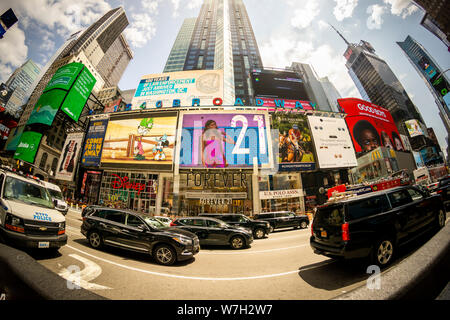 La Forever 21 store in Times Square a New York il giovedì, 1 agosto 2019. Per sempre 21 è segnalato per essere difficoltà finanziarie e sviluppo di piani di ristrutturazione al fine di evitare un fallimento. (© Richard B. Levine) Foto Stock