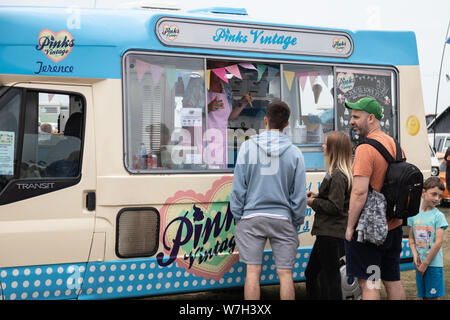 08/04/2019 di Portsmouth, Hampshire, Regno Unito la gente in coda per acquistare un gelato da un gelato van Foto Stock