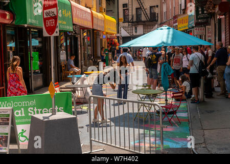 I visitatori di Doyers Street a Chinatown in New York Sabato, 3 agosto 2019 godetevi il "Asphalt Art" Con Moncho1929 come parte di Chinatown strade stagionale programma. La copertina è parte del partenariato di Chinatown's sforzi per girare la stretta, pittoresca strada in una zona pedonale. (© Richard B. Levine) Foto Stock