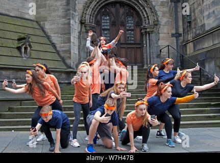 Il Royal Mile, Edinburgh Fringe, Scotland, Regno Unito. Il 6 agosto 2019. District64 un innovativo giovani società delle arti sostenuta da DAME Emma Thompson, un nuovo e vivace Youth Theatre Company sta compiendo la sua Edinburgh Fringe debutto nel 2019 come premiers la sua ultima produzione 'presente/assente". La società di Marlow e Maidenhead, funziona con da 9 a 20 anni di eta e crea nuovi e stimolanti pezzi di prestazioni sui temi che interessano ai giovani di oggi, utilizzando tutti i mezzi espressivi delle arti creative per comunicare il loro messaggio. Foto Stock