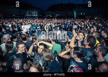 SIBIU, Romania - 26 luglio 2019: folla di persone headbanging e facendo un cerchio pit durante gli architetti di un concerto rock a Artmania Festival Foto Stock