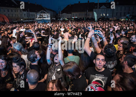 SIBIU, Romania - 26 luglio 2019: folla di persone headbanging e facendo un cerchio pit durante gli architetti di un concerto rock a Artmania Festival Foto Stock