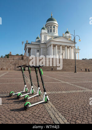 Scooter elettrici al di fuori della cattedrale di Helsinki, Finlandia Foto Stock