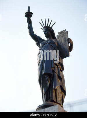 Spagna. La Rioja. Cenicero. Statua della Libertà, da Niceto Carcamo nel 1897. Essa è parte del monumento eretto nel 1897 in onore degli eroi che hanno difeso la città contro i carlisti truppe, il 21 e 22 ottobre 1834, durante l'assedio che ha avuto luogo a Cenicero dai carlisti. Foto Stock