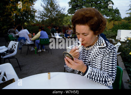 La Queen Elizabeth impersonator Jeanette Charles Foto Stock