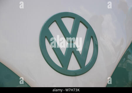 08/04/2019 di Portsmouth, Hampshire, Regno Unito un close up di VW o volkswagen badge su un vintage VW camper van Foto Stock