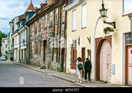 Tallinn, Estonia, 29 Giugno: i turisti a piedi lungo la vecchia strada di Tallinn e a familiarizzare con le attrazioni, 28 giugno 2019. Foto Stock
