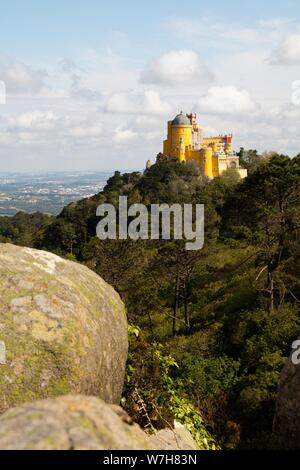 Accanto a Lisbona è possibile trovare Sintra, che è famosa per il suo castello Palácio Nacional da Pena i giardini Foto Stock