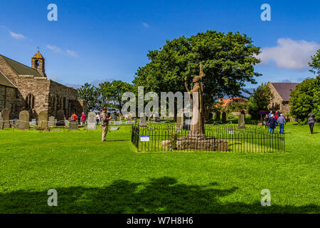 La statua del santo medievale Aidan nella motivazione di Lindisfarne Priory. A Isola Santa di Lindisfarne, Northumberland, Regno Unito. Luglio 2019. Foto Stock