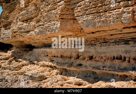 Bellissime rocce di sabbia in riva al mare Foto Stock