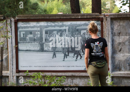 Borne Sulinowo, Polonia. 3rd, Agosto 2019 Immagini dal 1930 al presente volte mostra complicata storia della città visualizzata su le mura della città è visto nel Borne Sulinowo, Polonia il 3 agosto 2019 Borne Sulinowo ex lordo era nato dal 1933 i Nazisti tedeschi grande base militare e la scuola di artiglieria della Wehrmacht, inaugurata ufficialmente da Adolf Hitler nel 1938. Tra il 1945 e il 1992 era un segreto militare sovietico, base cancellati tutti i polacchi e mappe non è stato trasferito alla giurisdizione polacca fino al 1992. Nei documenti ufficiali sono stati chiamati zone forestali e rimase un segreto per quasi 50 Foto Stock