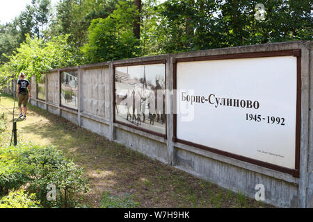 Borne Sulinowo, Polonia. 3rd, Agosto 2019 Immagini dal 1930 al presente volte mostra complicata storia della città visualizzata su le mura della città è visto nel Borne Sulinowo, Polonia il 3 agosto 2019 Borne Sulinowo ex lordo era nato dal 1933 i Nazisti tedeschi grande base militare e la scuola di artiglieria della Wehrmacht, inaugurata ufficialmente da Adolf Hitler nel 1938. Tra il 1945 e il 1992 era un segreto militare sovietico, base cancellati tutti i polacchi e mappe non è stato trasferito alla giurisdizione polacca fino al 1992. Nei documenti ufficiali sono stati chiamati zone forestali e rimase un segreto per quasi 50 Foto Stock