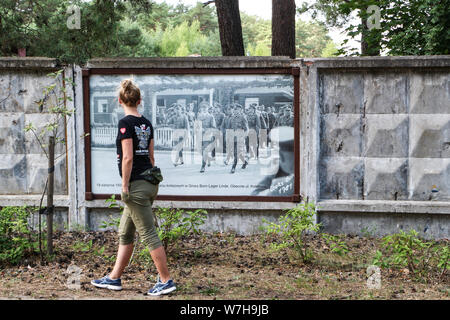 Borne Sulinowo, Polonia. 3rd, Agosto 2019 Immagini dal 1930 al presente volte mostra complicata storia della città visualizzata su le mura della città è visto nel Borne Sulinowo, Polonia il 3 agosto 2019 Borne Sulinowo ex lordo era nato dal 1933 i Nazisti tedeschi grande base militare e la scuola di artiglieria della Wehrmacht, inaugurata ufficialmente da Adolf Hitler nel 1938. Tra il 1945 e il 1992 era un segreto militare sovietico, base cancellati tutti i polacchi e mappe non è stato trasferito alla giurisdizione polacca fino al 1992. Nei documenti ufficiali sono stati chiamati zone forestali e rimase un segreto per quasi 50 Foto Stock