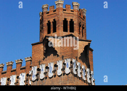 Editoriale - solo una meravigliosa vista ingrandita di una delle torri del castello di tre draghi in Barcellona, Spagna. Foto Stock