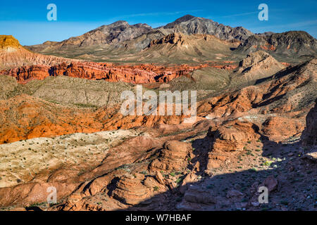 Ciotola di fuoco, Fangoso montagne dietro, vista dal Vertice di Northshore, Deserto Mojave, Lake Mead National Recreation Area, Nevada, STATI UNITI D'AMERICA Foto Stock