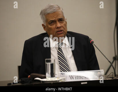 Agosto 6, 2019, Colombo, provincia occidentale, Sri Lanka: primo ministro dello Sri Lanka Ranil Wickremesinghe fornisce elementi di prova prima di una speciale commissione parlamentare analizzando il 21 aprile La domenica di Pasqua i bombardamenti, a Colombo in data 6 agosto 2019. (Credito Immagine: © Pradeep Dambarage/ZUMA filo) Foto Stock