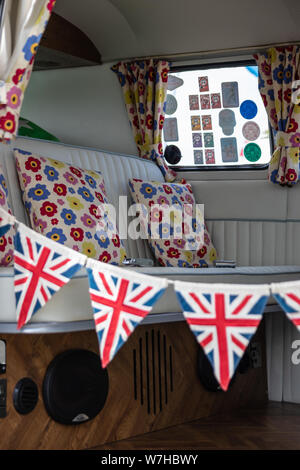 L'interno di una VW o Volkswagen camper van con unione jack bunting Foto Stock