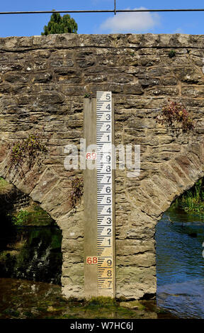 Un livello di acqua il manometro di misura sul ponte d'oca, oltre il ramo Tetbury del fiume Avon a Malmesbury, Wiltshire. Foto Stock