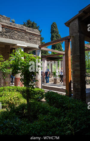 Pompei, Italia - aprile, 2018: i turisti che visitano le rovine di antiche città di Pompei Foto Stock