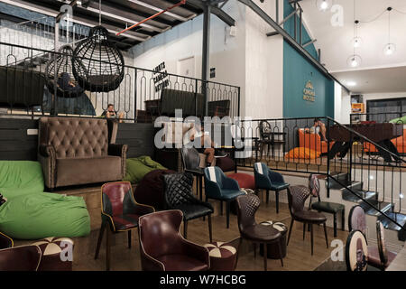 Giovani turisti udienza presso la lobby del Cinema Hostel si trova nel centro di Gerusalemme ovest Israele Foto Stock