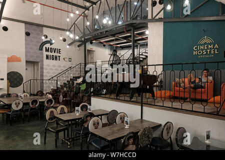Giovane turista seduto presso la lobby del Cinema Hostel si trova nel centro di Gerusalemme ovest Israele Foto Stock