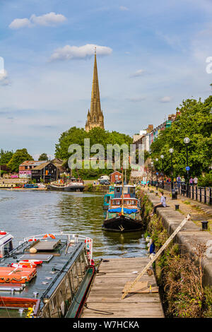 La chiesa di St Mary Redcliffe dalla Floating Harbour, Redcliffe, Bristol, Regno Unito. Luglio 2019. Foto Stock