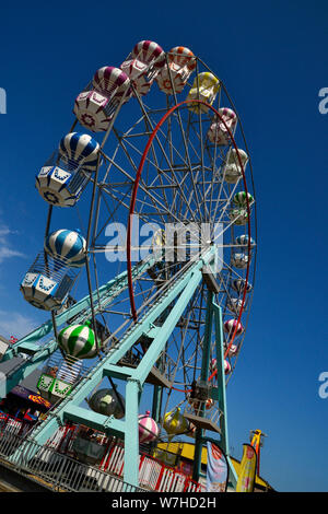 La Ruota Gigante, una grande ruota fairground ride a Pleasure Beach, Skegness, Lincolnshire, England, Regno Unito Foto Stock