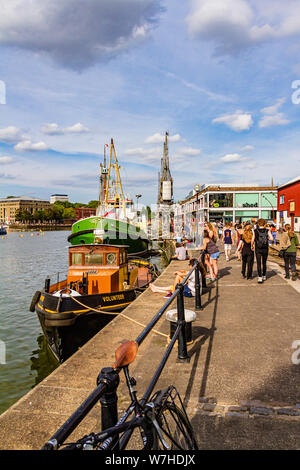 Bristol dell ex docks ora parte della M-Shed museum, con barche rimorchiatore e gru aperto ai visitatori. Bristol, Regno Unito. Luglio 2019. Foto Stock