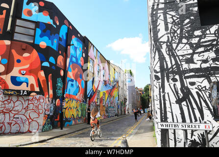 Arte di strada sulla strada di Whitby nel quartiere alla moda di Shoreditch in east London E1, England, Regno Unito Foto Stock