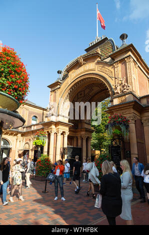 Giardini di Tivoli a Copenaghen; persone all'ingresso in una giornata di sole in estate, Tivoli, Copenhagen DANIMARCA Scandinavia Europa Foto Stock