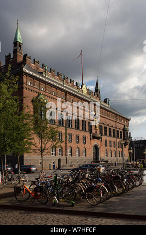 Le biciclette fuori il Copenhagen Radhus o Municipio, Radhus Pladsen, Copenhagen, Danimarca Scandinavia Europa Foto Stock