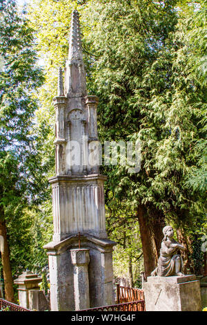 Lviv, Ucraina - 26 Aprile 2019: statue e lapidi presso il cimitero di Lychakiv a Lviv, antiche tombe e sepolture Foto Stock