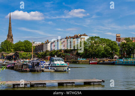 Vista su Bristol's Floating Harbour verso Redcliffe, con Redcliffe Parade e St Mary Redcliffe in background. Bristol, Regno Unito. Luglio 2019. Foto Stock