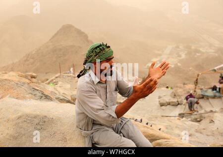 La Mecca, Arabia Saudita. Il 6 agosto, 2019. Musulmani pellegrini pregano a monte Al-Noor durante l'Haj annuale pellegrinaggio alla Mecca. Montare case Al-Noor Ghar-E-Hira Hira o grotta, in cui il Profeta Mohammad è detto di avere speso molto tempo nella grotta medita e si ritiene che egli aveva ricevuto la sua prima rivelazione all'interno di questa grotta Credito: Ashraf Amra/immagini APA/ZUMA filo/Alamy Live News Foto Stock