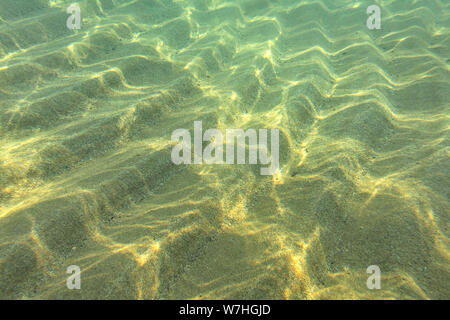 Foto subacquee, il sole splende alla sabbia 'dunes' sul pavimento del mare in acque poco profonde vicino alla spiaggia - abstract sfondo marino. Foto Stock