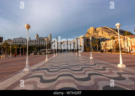 Santa Bárbara Castello dal Paseo Puerto Alicante al tramonto, Alicante, Valencia, Comunidad, Spagna Foto Stock