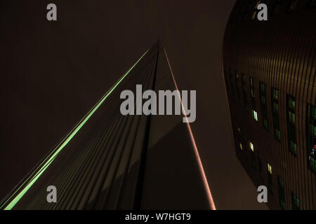 London, Regno Unito - 10 Febbraio 2007: linee regolari di Londra più luogo di costruzione (progettata da Foster e Partner) brillano di notte. Esempio di m Foto Stock