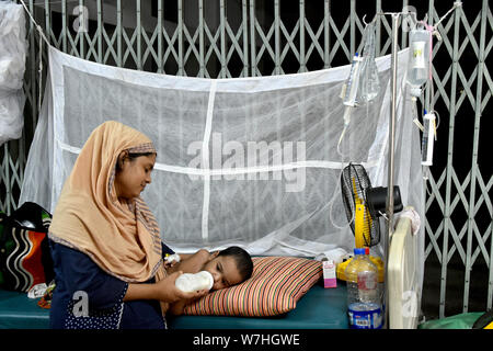 (190806) -- DHAKA, il 6 agosto 2019 (Xinhua) -- una madre nutre il suo bambino infettati con il dengue presso un ospedale a Dhaka, nel Bangladesh, in agosto 6, 2019. Il governo del Bangladesh ha confermato un altro cinque morti per la febbre dengue, portando il numero totale di incidenti mortali nel paese a partire dal mese di gennaio al 23, la Direzione generale dei servizi sanitari riportati martedì. (Str/Xinhua) Foto Stock