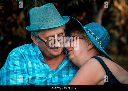 Felice senior amare giovane costeggiata ogni altro presso il parco Foto Stock