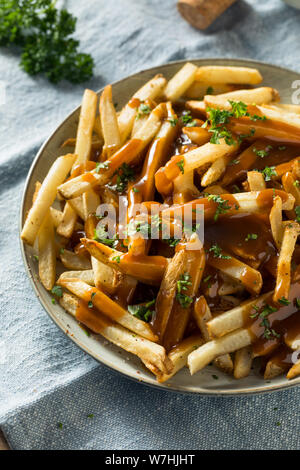 Fatti in casa con sugo di carne americana le patatine fritte con sale e pepe Foto Stock